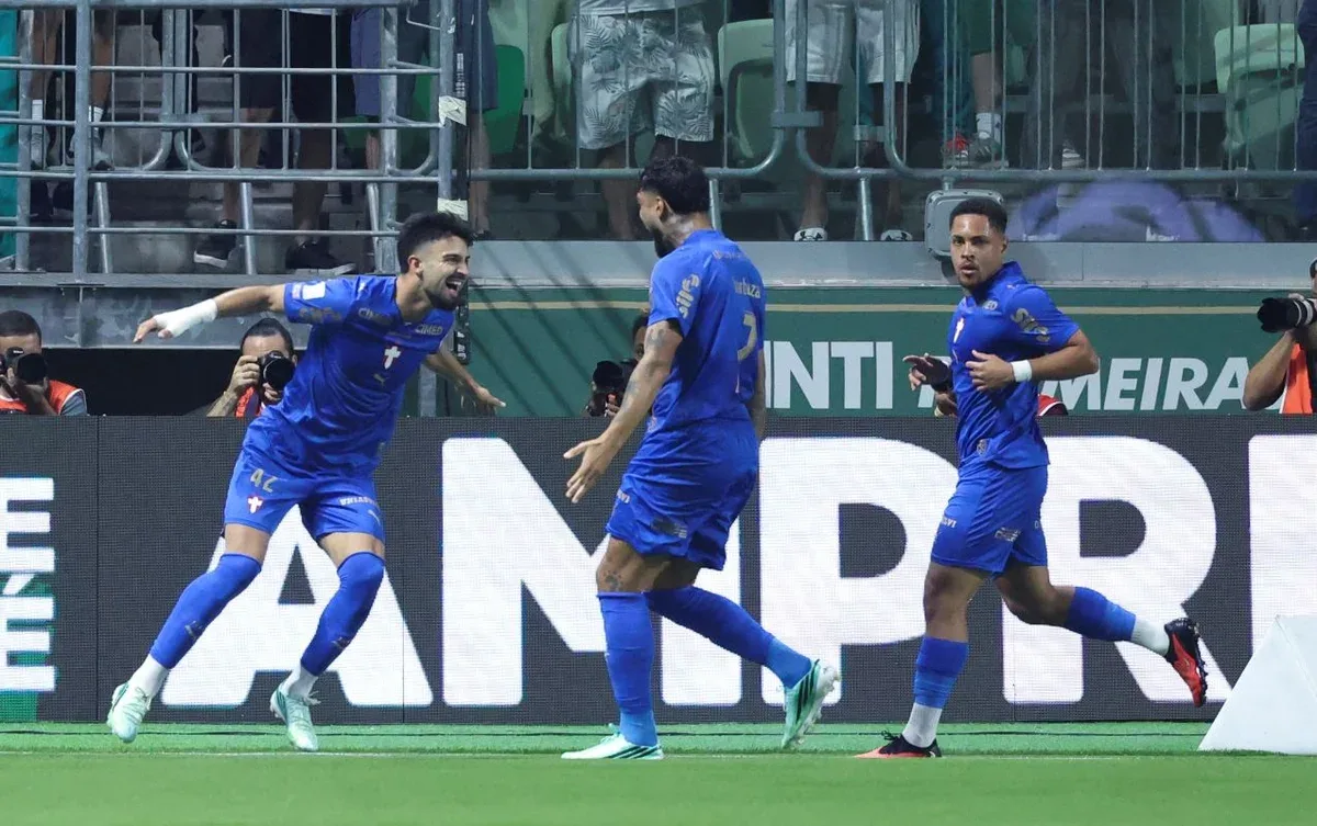 Palmeiras vence Bahia e fica mais perto da liderança do Brasileirão