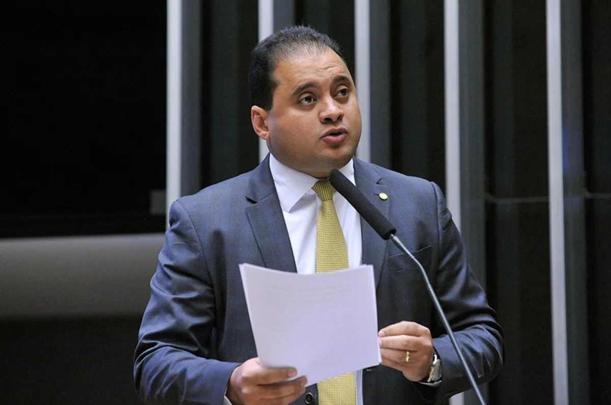 Senador Weverton nega relação com ministro para obstruir investigação