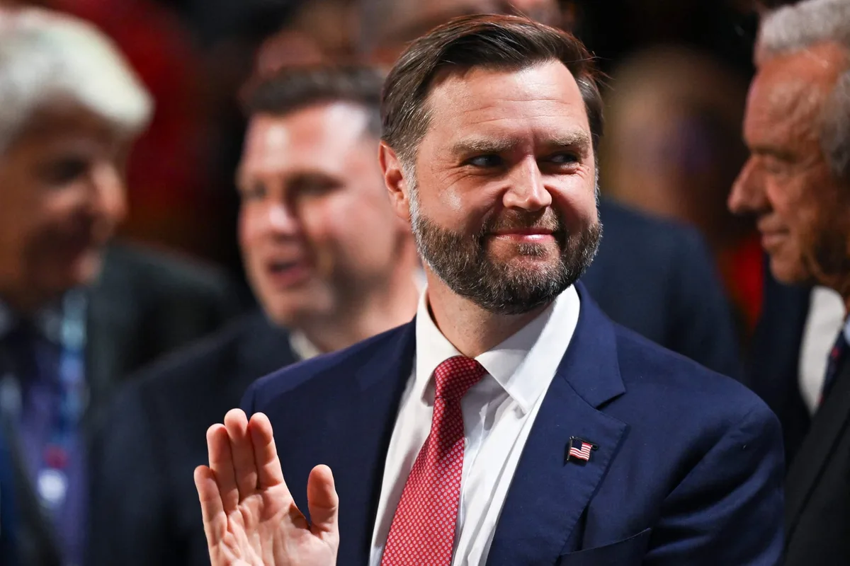 J.D. Vance, vicepresidente de EE.UU., a una persona con una bandera mexicana: “Si amas tanto a México, vete para allá”