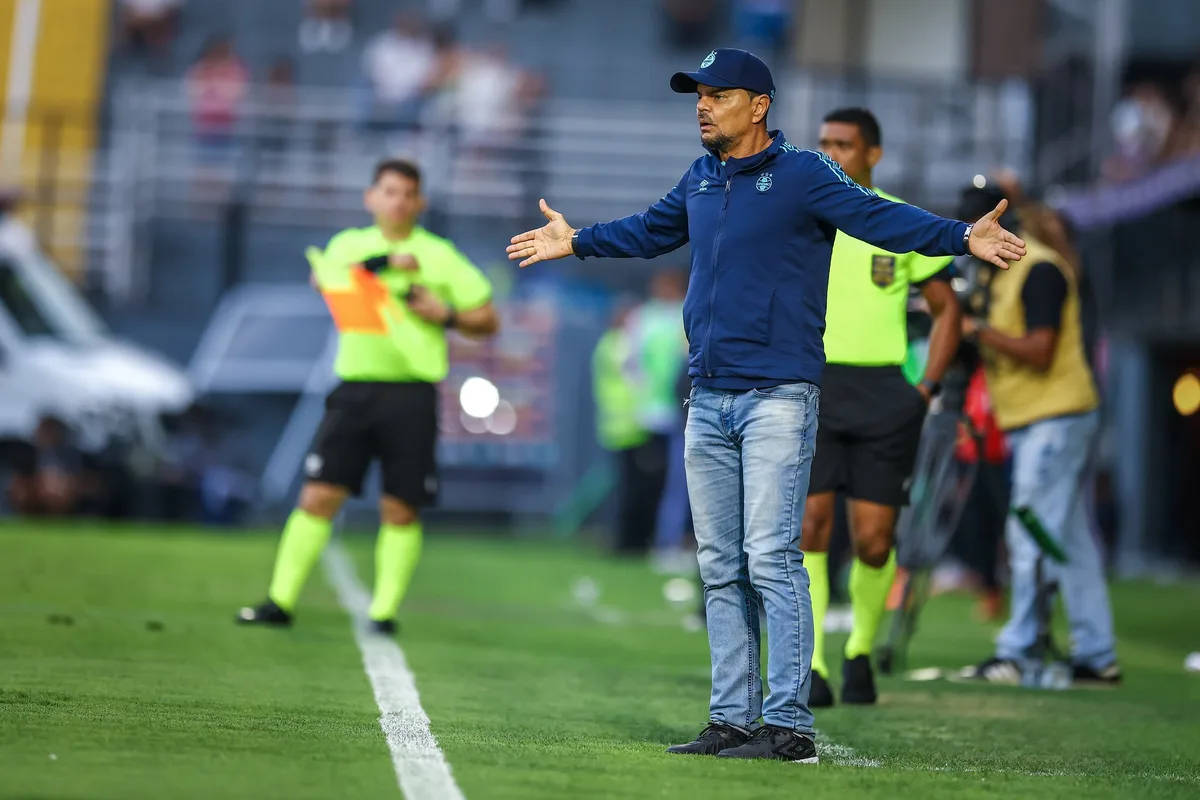 Auxiliar técnico do Grêmio tem prisão revogada após pedido da defesa