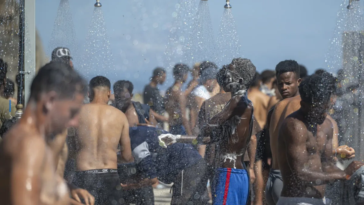 Las vacunas tardarán en inmunizar a los migrantes de Ceuta: estos son los plazos para la triple vírica, difteria, varicela y polio