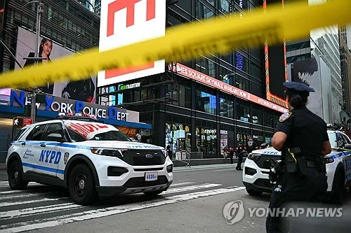 뉴욕 타임스스퀘어서 40대 여성 흉기난동…행인 2명 사상