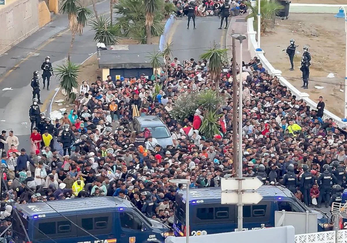 Un grupo de inmigrantes apuñala a un ceutí para robarle el móvil y una cadena de oro