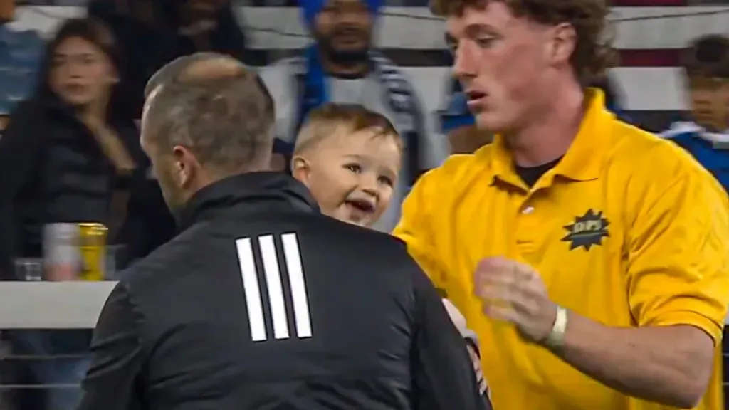 Un bebé sorprendió a todos en un partido: entró a la cancha, interrumpió el juego y fue devuelto a su familia en la cancha