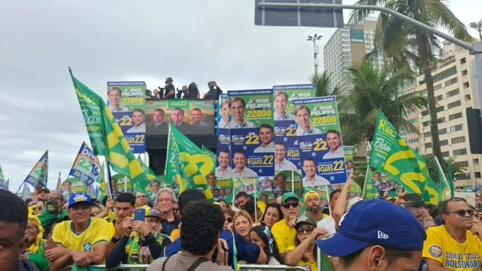 Mesmo ausente, Jair Bolsonaro é principal personagem do lançamento da campanha de Flávio