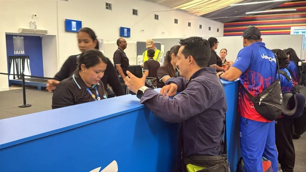 Usuarios y trabajadores retoman la rutina entre carpas y controles tras reapertura de Maiquetía