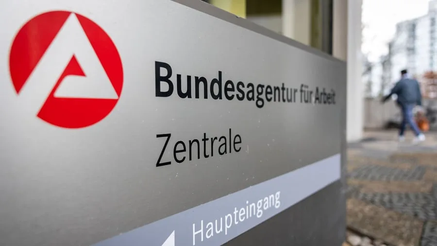 Arbeitsmarkt: Zahl der Arbeitslosen bleibt bei über drei Millionen