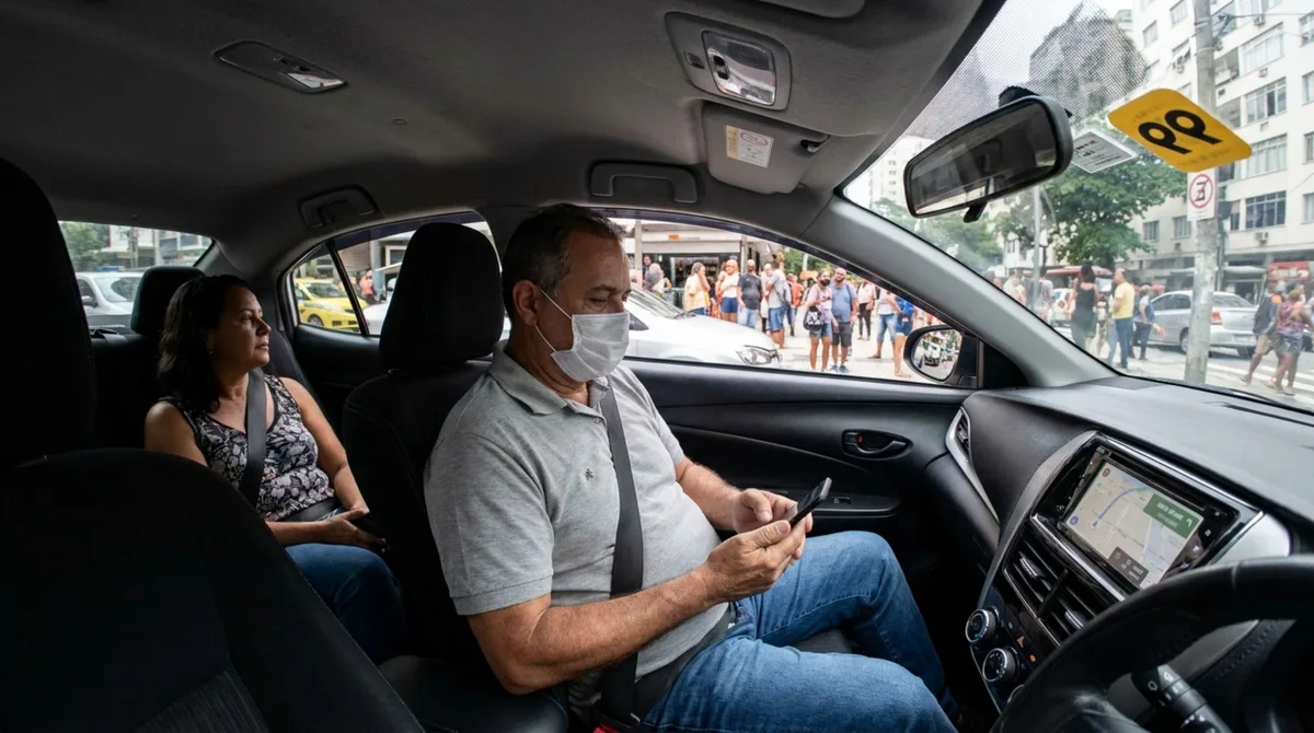 Motorista de Uber é multado porque passageiro no banco de trás estava sem cinto e descobre que a obrigação não vale só para quem dirige e a lei não diferencia corrida de aplicativo