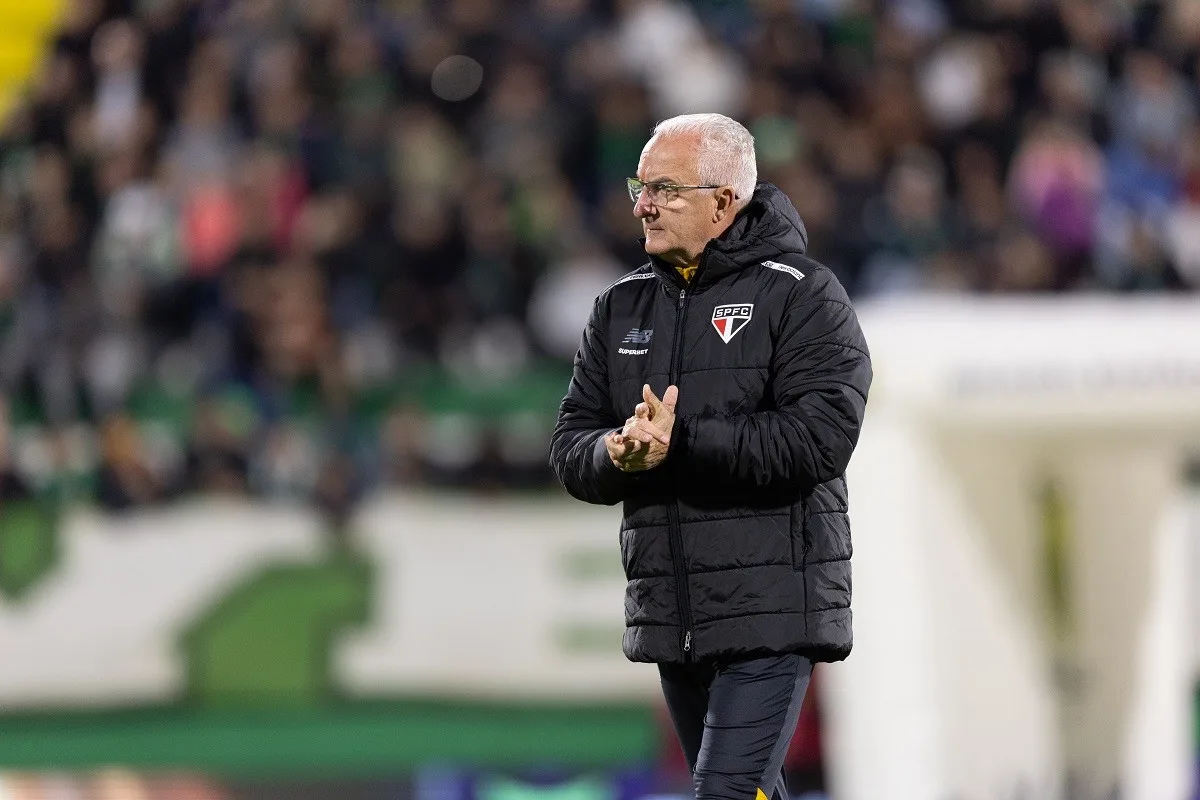 Dorival sobe o tom e cobra elenco por má fase do São Paulo: "É inadmissível. Vergonhoso"