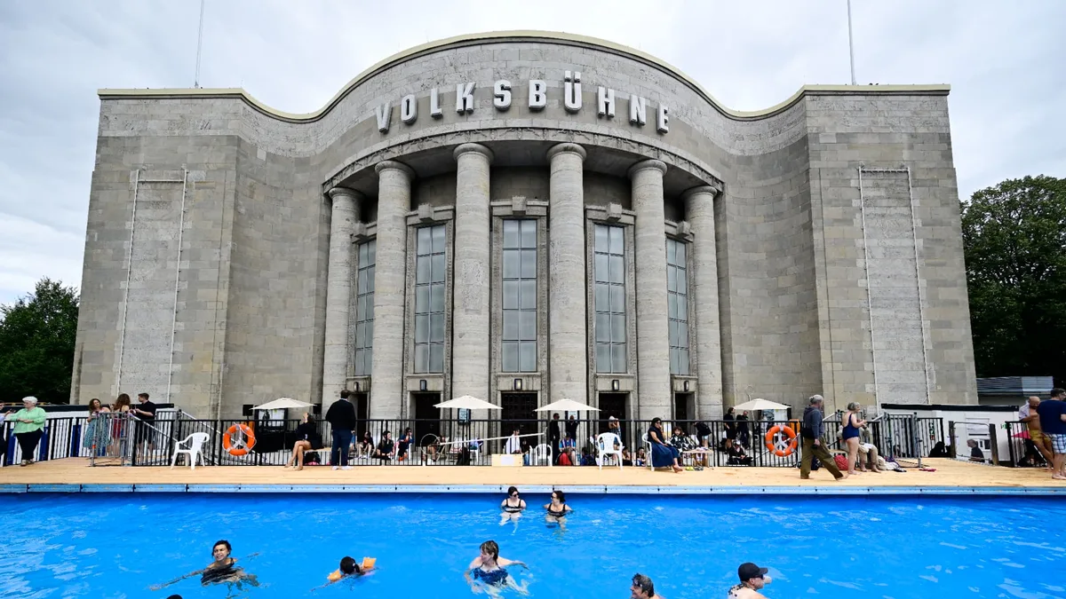 Un théâtre allemand annule un événement en non-mixité, dénonçant une "campagne de haine raciste"