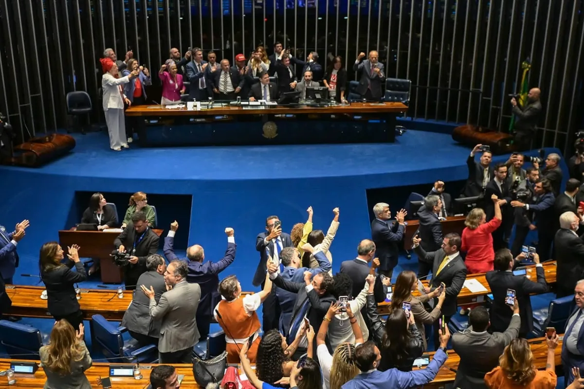 Plenário grita "Lula"; Flávio vota sim, mas apoia PEC da hora trabalhada