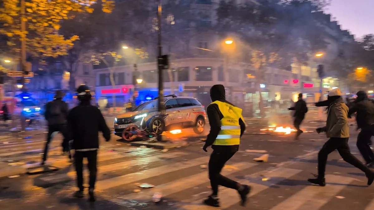 Demos eskalieren - Heftige Angriffe auf Pariser Polizei