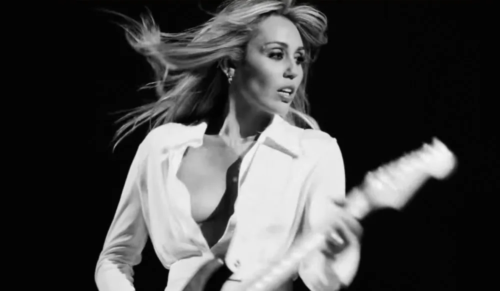 Miley Cyrus lança clipe de “Let’s Get Married” ao lado do noivo; Assista!