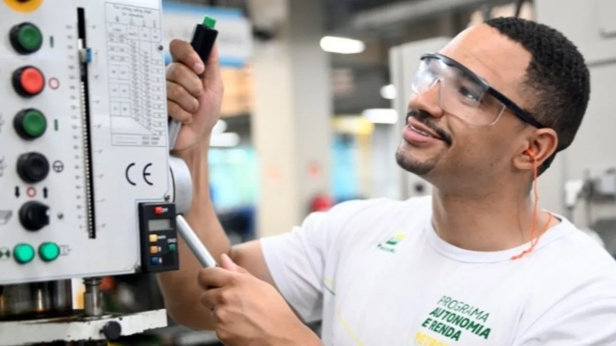 7 mil vagas: Petrobras paga bolsa mensal de até R$ 858,00 para brasileiros fazerem cursos gratuitos de qualificação profissional