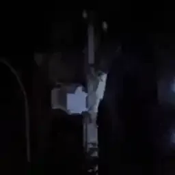 Ladrão escala poste e furta fiação ao lado da Câmara Municipal