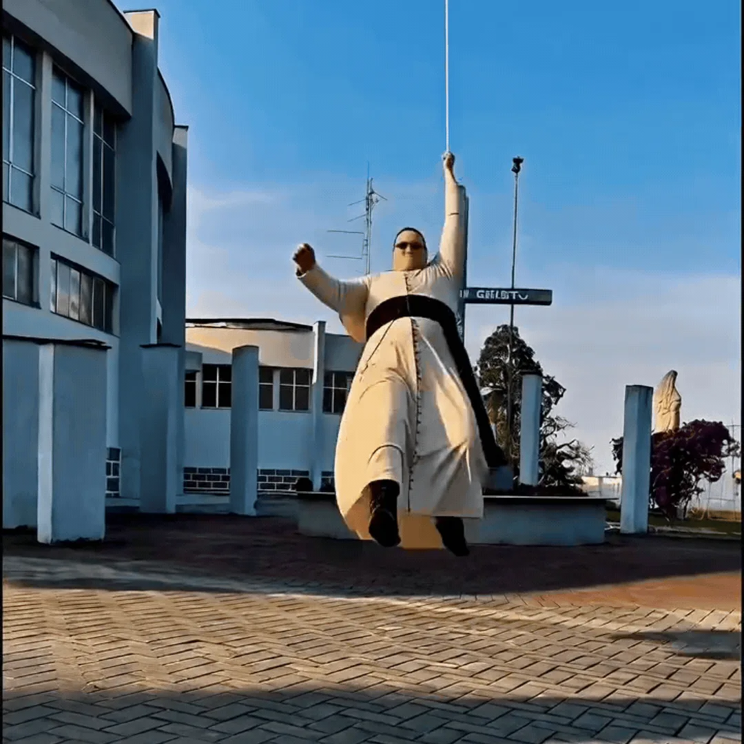 'Padre-Aranha'? Religioso viraliza com 'teia' e acrobacias em convite para missa em SC
