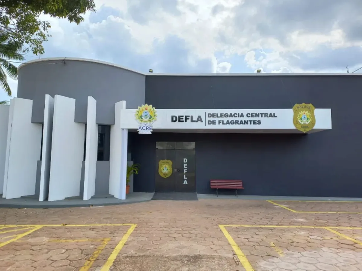 Homem é encontrado morto em cela de delegacia no mesmo dia em que foi preso no Acre