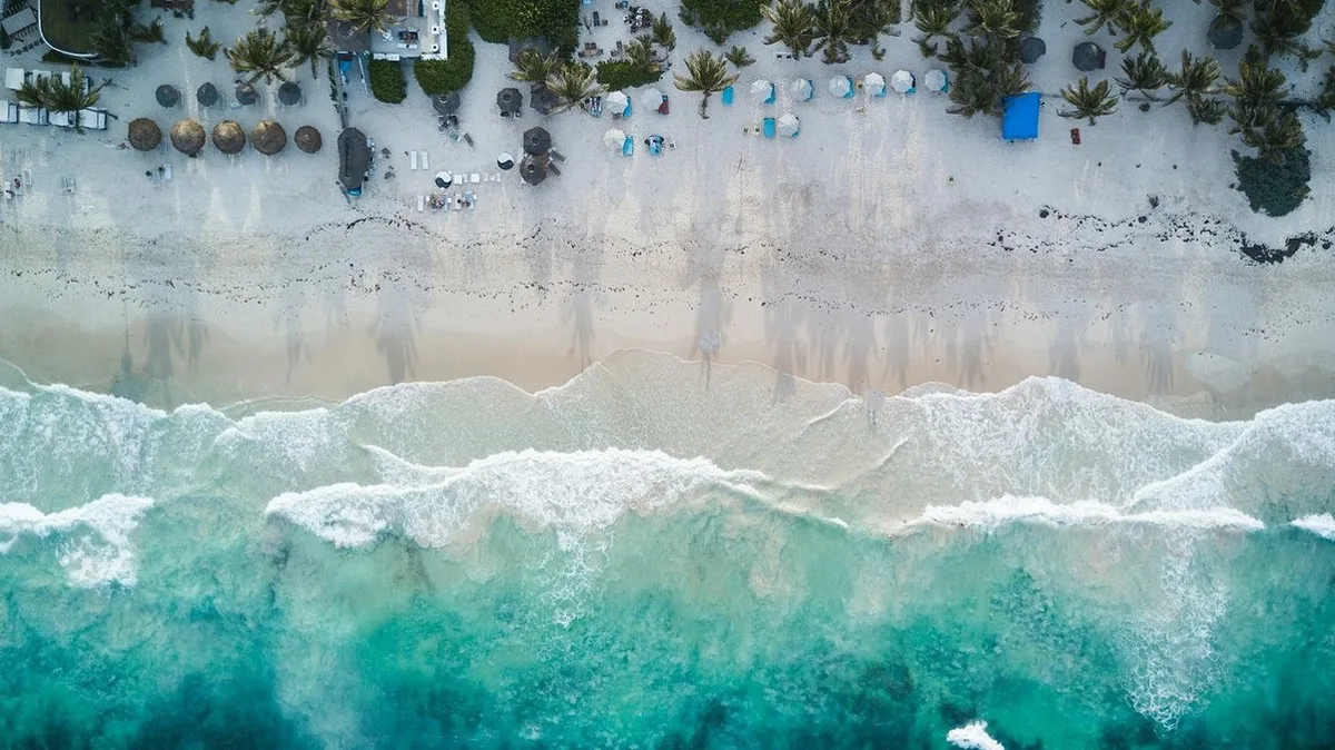 Esta é a praia com a areia mais branca do mundo. Saiba onde fica