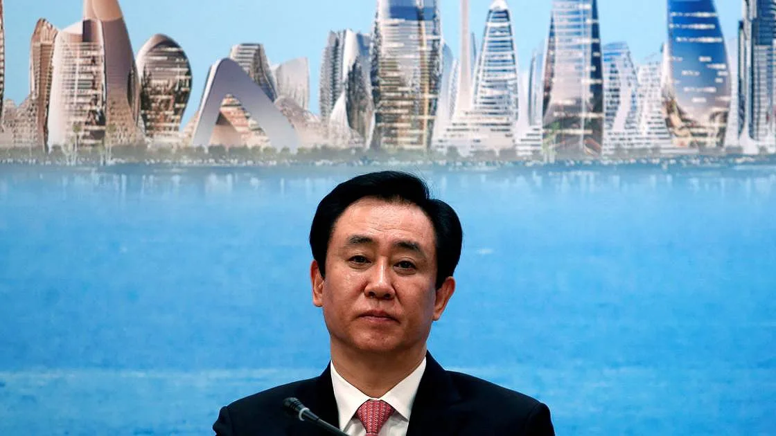 Fundador da Evergrande condenado a prisão perpétua por fraude financeira