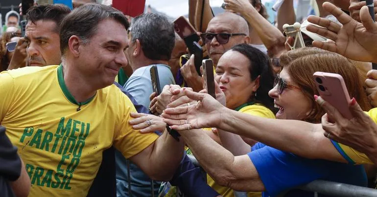 Flávio Bolsonaro abre campanha no Brasil invocando o pai