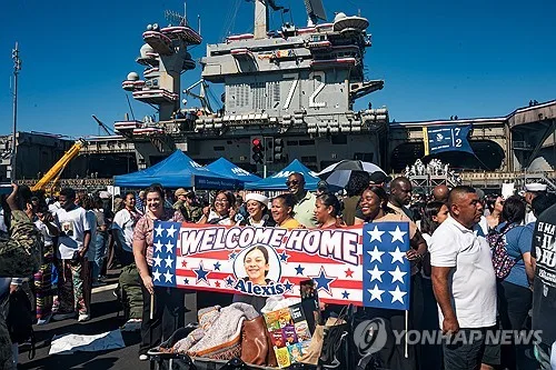 항모 링컨호 11개월만에 美본토…새벽부터 기다리던 가족들 환호