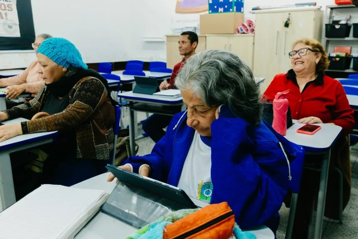 Aos 75 anos, mulher vai à escola pela primeira vez em São José dos Pinhais
