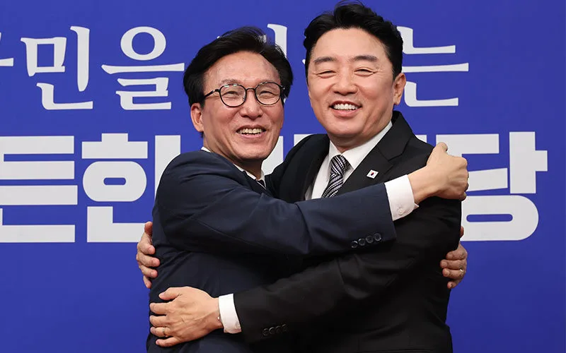 김민석, 취임 첫날 靑강훈식과 포옹…“벽 없는 원팀”