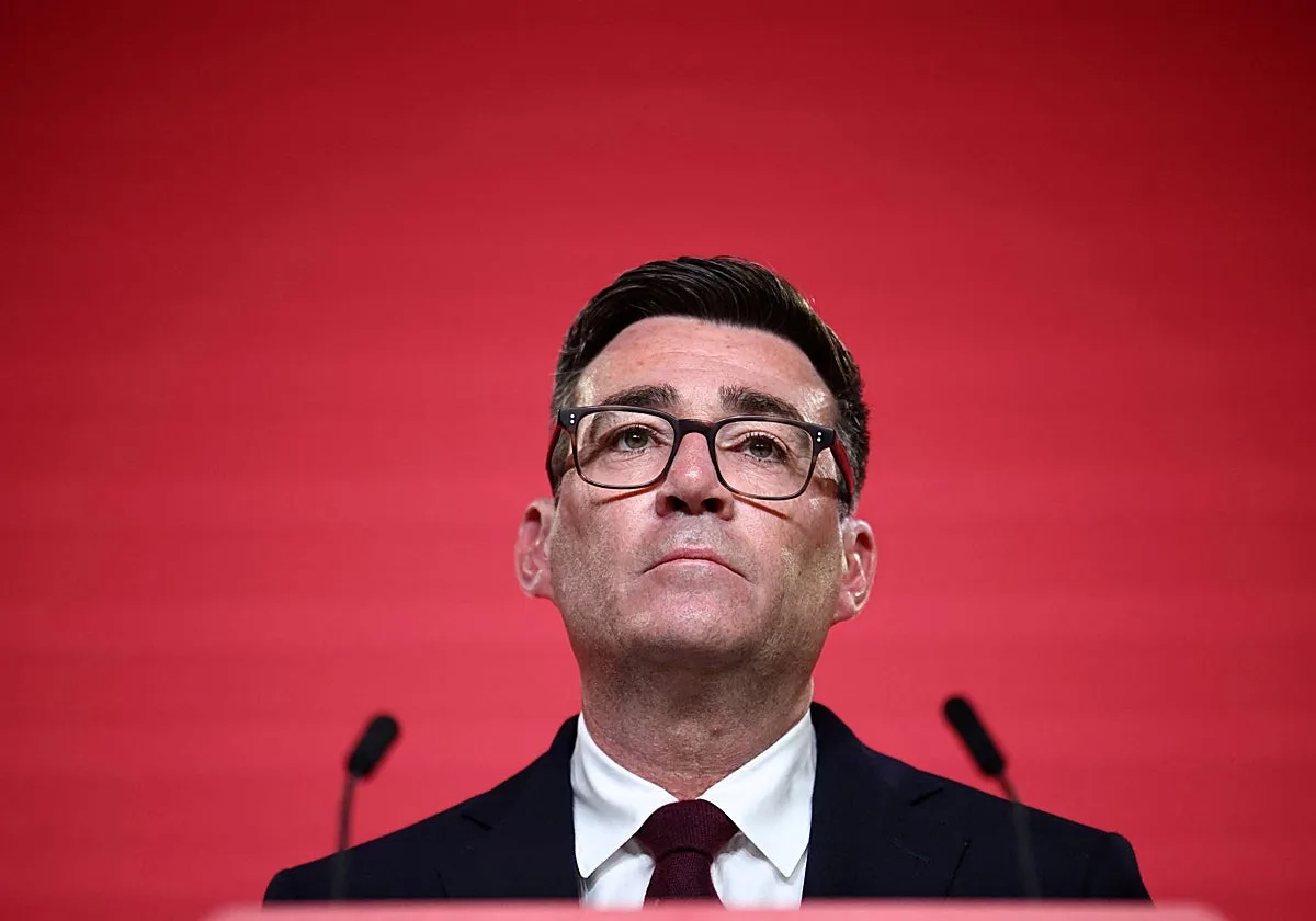 Andy Burnham intercambió mensajes con alguien que se hizo pasar por la jefa de gabinete de Trump