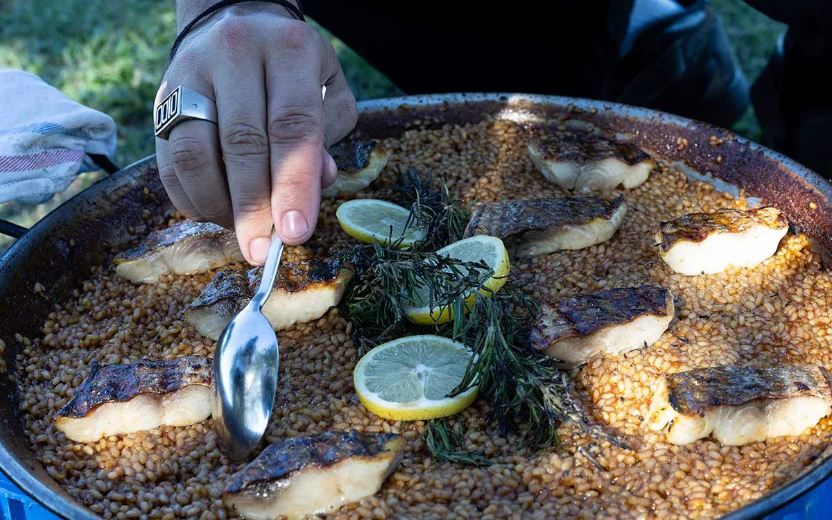 “El fuego es otro ingrediente”: los secretos de Pedro Bargero para hacer una buena paella
