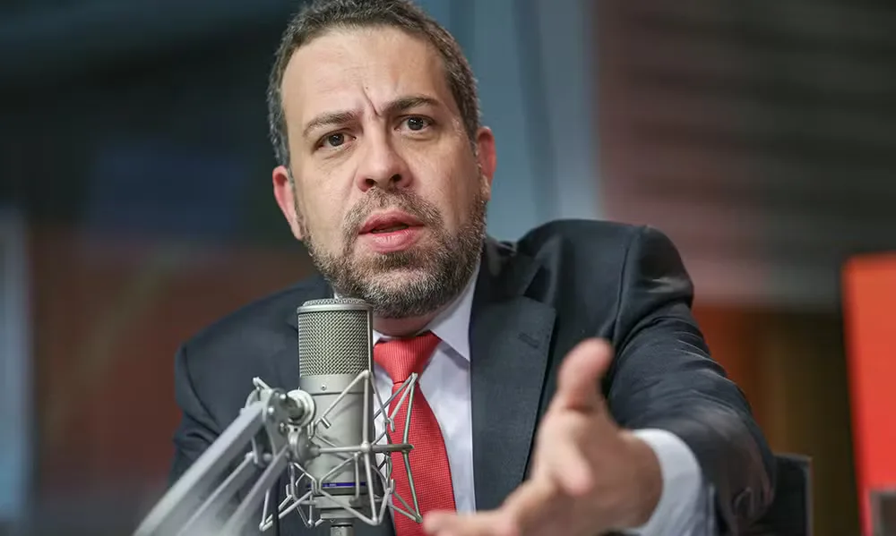 ‘Tarado irrecuperável’: Boulos reage a ‘piada’ de Mamãe Falei sobre avó de Natália, sua esposa