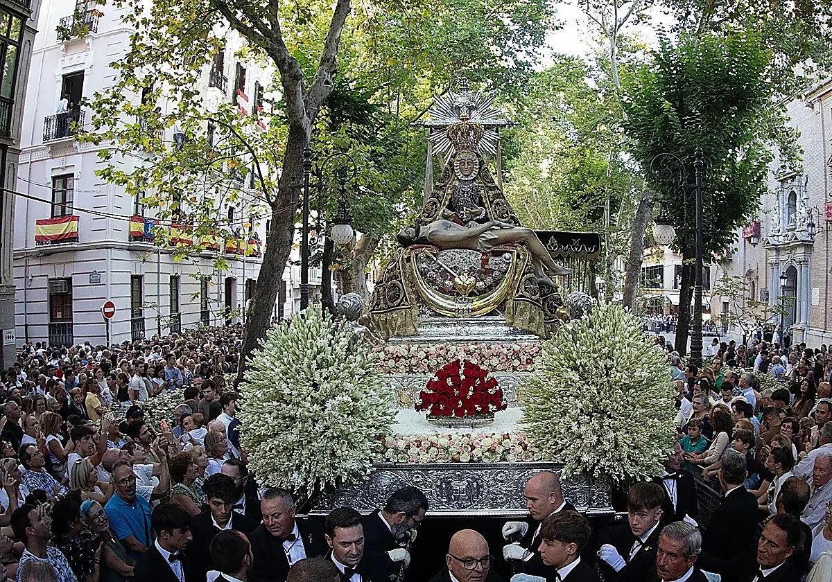 La Virgen de las Angustias sale este año desde la Catedral de Granada: este es el recorrido