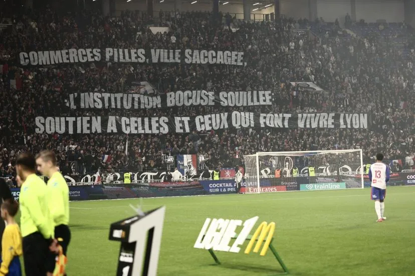 Des banderoles de soutien aux victimes des dégradations déployées au Groupama Stadium lors d'OL-Nice
