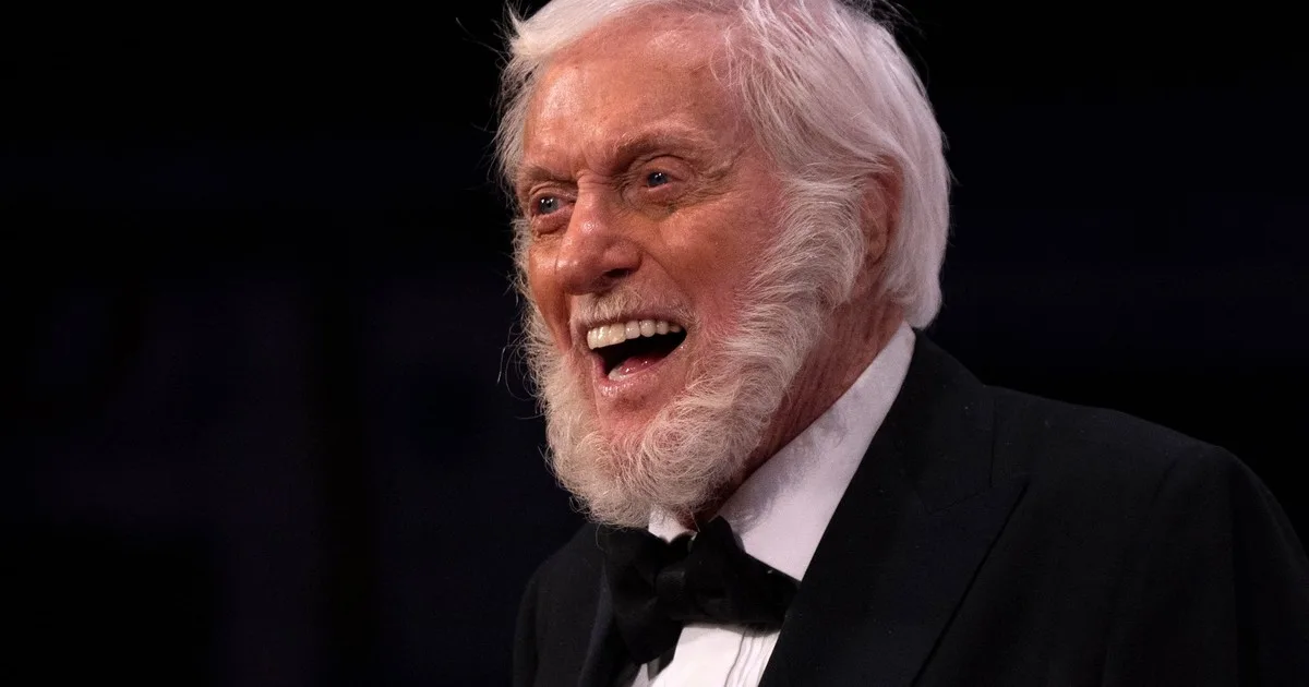 Dick Van Dyke, actor de Hollywood de 100 años, sobre su desayuno: "Dos huevos a la plancha, pan de papa tostado con mantequilla y mermelada de fresa, y una taza de café"