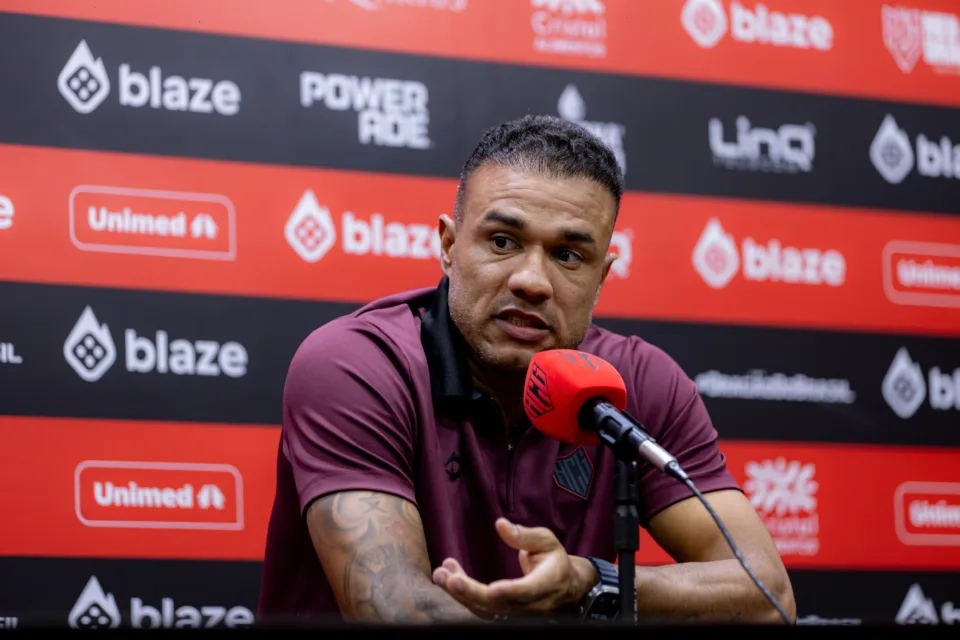 Roger Silva diz que Atlético foi melhor no clássico: “resultado injusto”