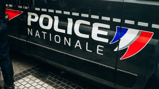 Pai de atirador menor também detido em França. Havia arsenal de armas