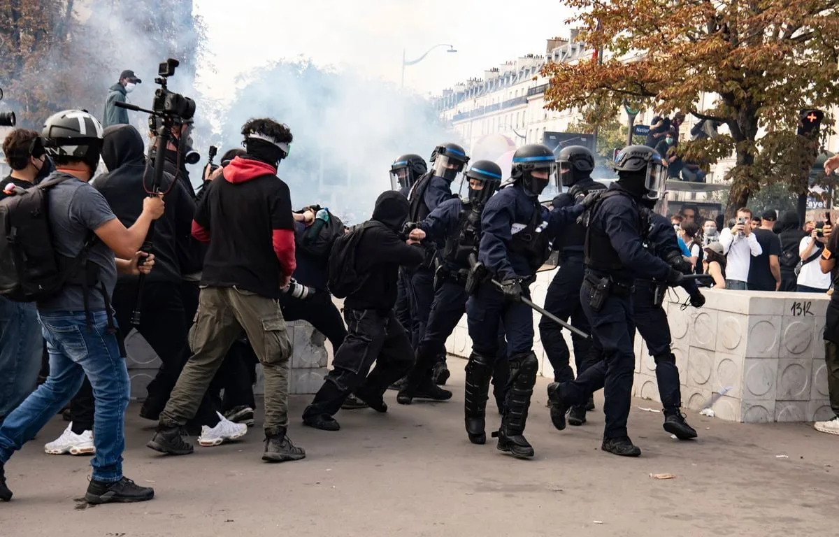 EN DIRECT Mobilisation du 17 octobre : Les locaux de CNews attaqués et deux cortèges sauvages à Paris…