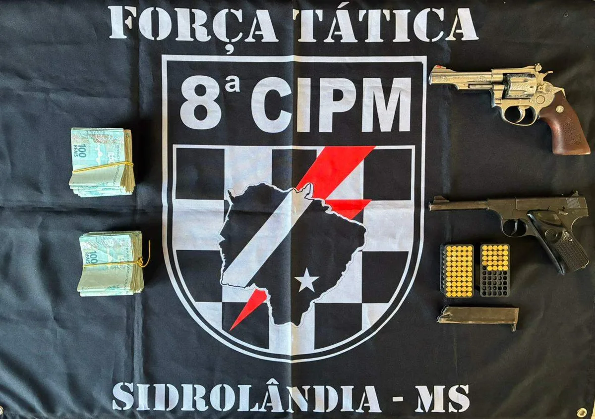 Carro usado em execução é apreendido com 2 armas e R$ 24 mil em espécie