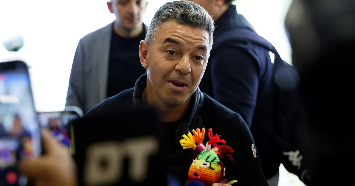 Un muñeco para otro Muñeco: el especial regalo que recibió Marcelo Gallardo en su llegada a Ecuador