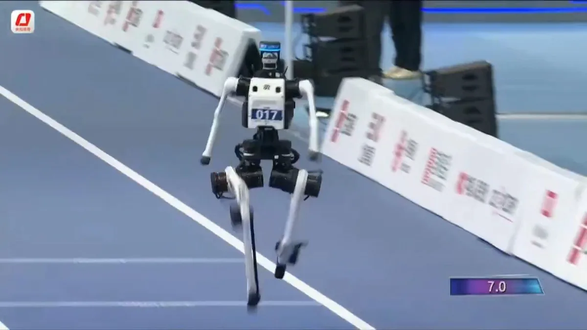 中国の人型ロボット競技会で100m走「9秒32」のウサイン・ボルト超え大記録、人型ロボットが爆速で駆け抜けてゴール後はマットに激突