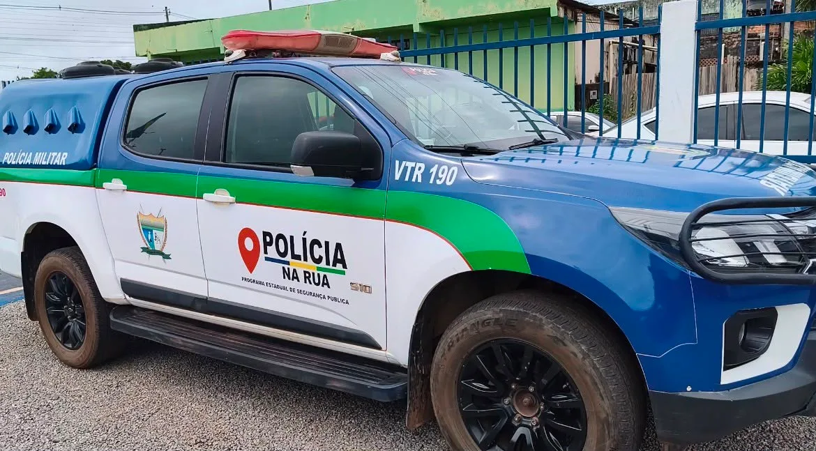 Homem foge da PM em moto com placa adulterada, quase bate em carro e é preso com drogas em RR