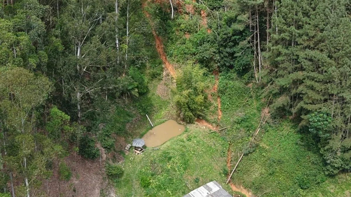 Risco de nova tragédia obriga 12 famílias deixarem casas em área marcada por deslizamentos em SC