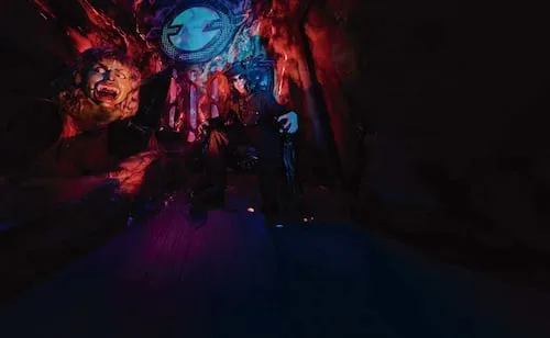 Ozzy Osbourne "emerge" de las tinieblas en parque de diversiones