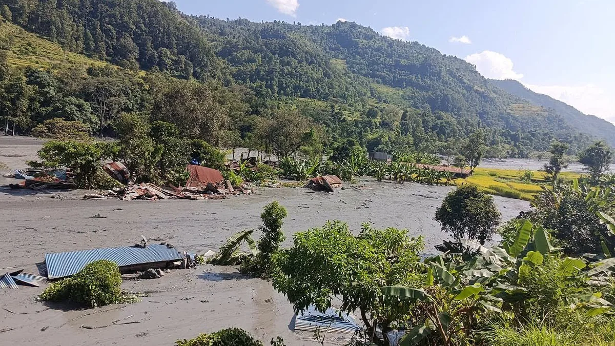 Nepal. Deslizamento de terras provoca nova enchente no rio
