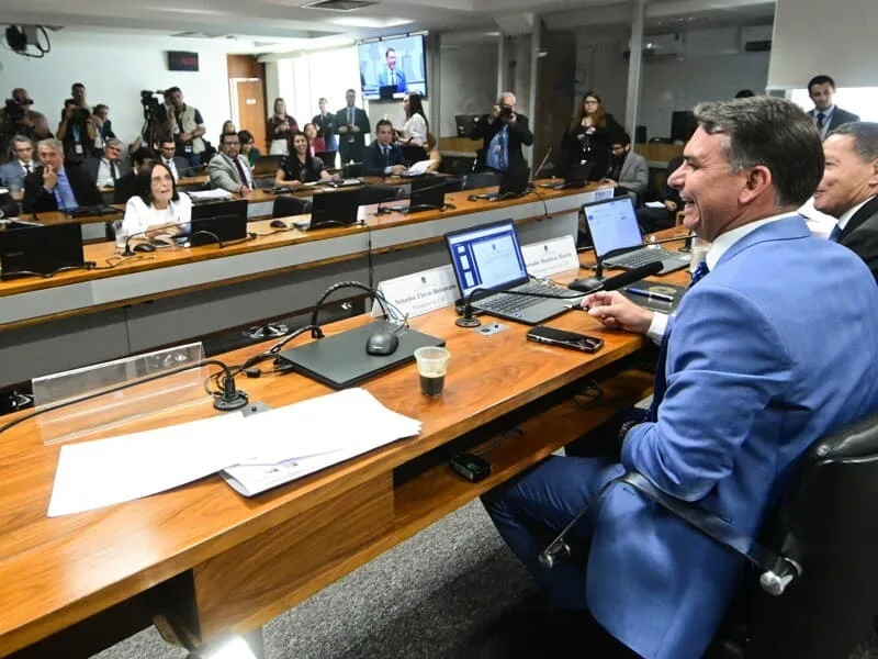 Em meio à campanha, Flávio preside Comissão de Segurança no Senado