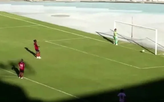 Goleiro cruza os braços e se recusa a defender pênalti; confira