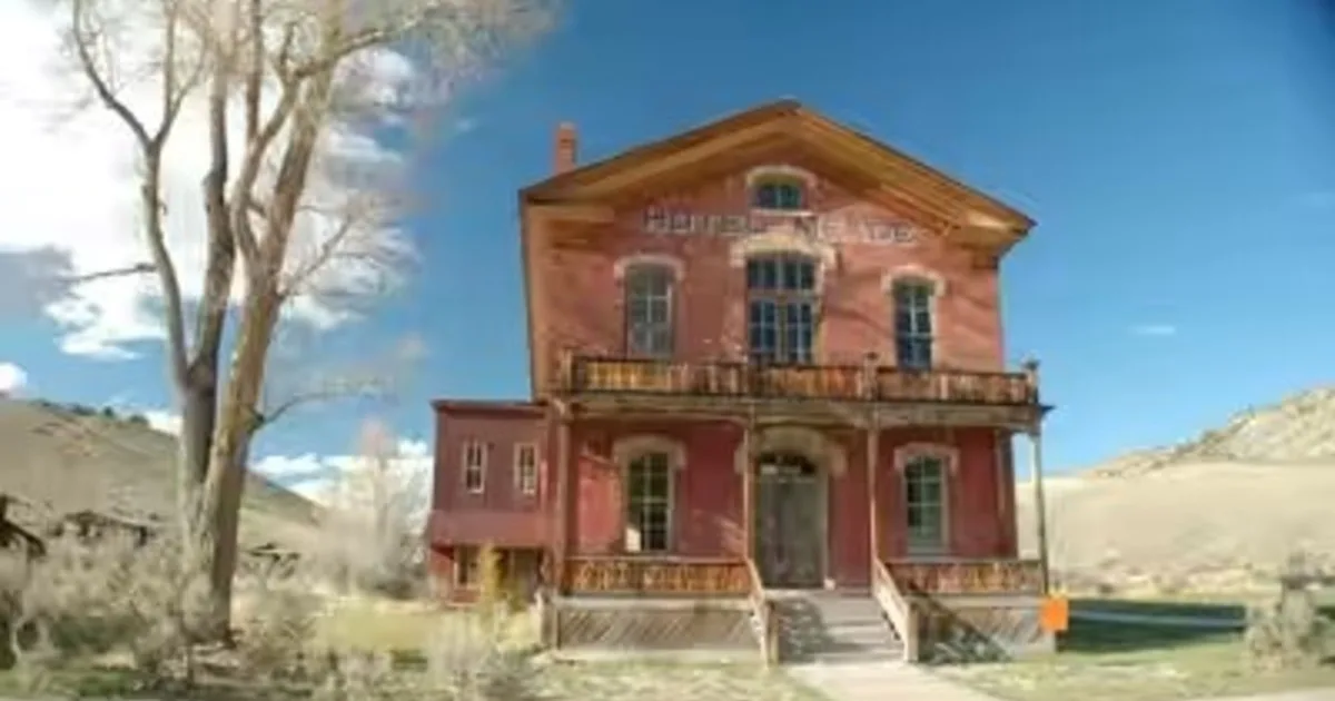 En 1954, Montana convirtió un pueblo abandonado de la fiebre del oro en un parque estatal: hoy en día, Bannack tiene más de 50 edificios que los visitantes pueden explorar