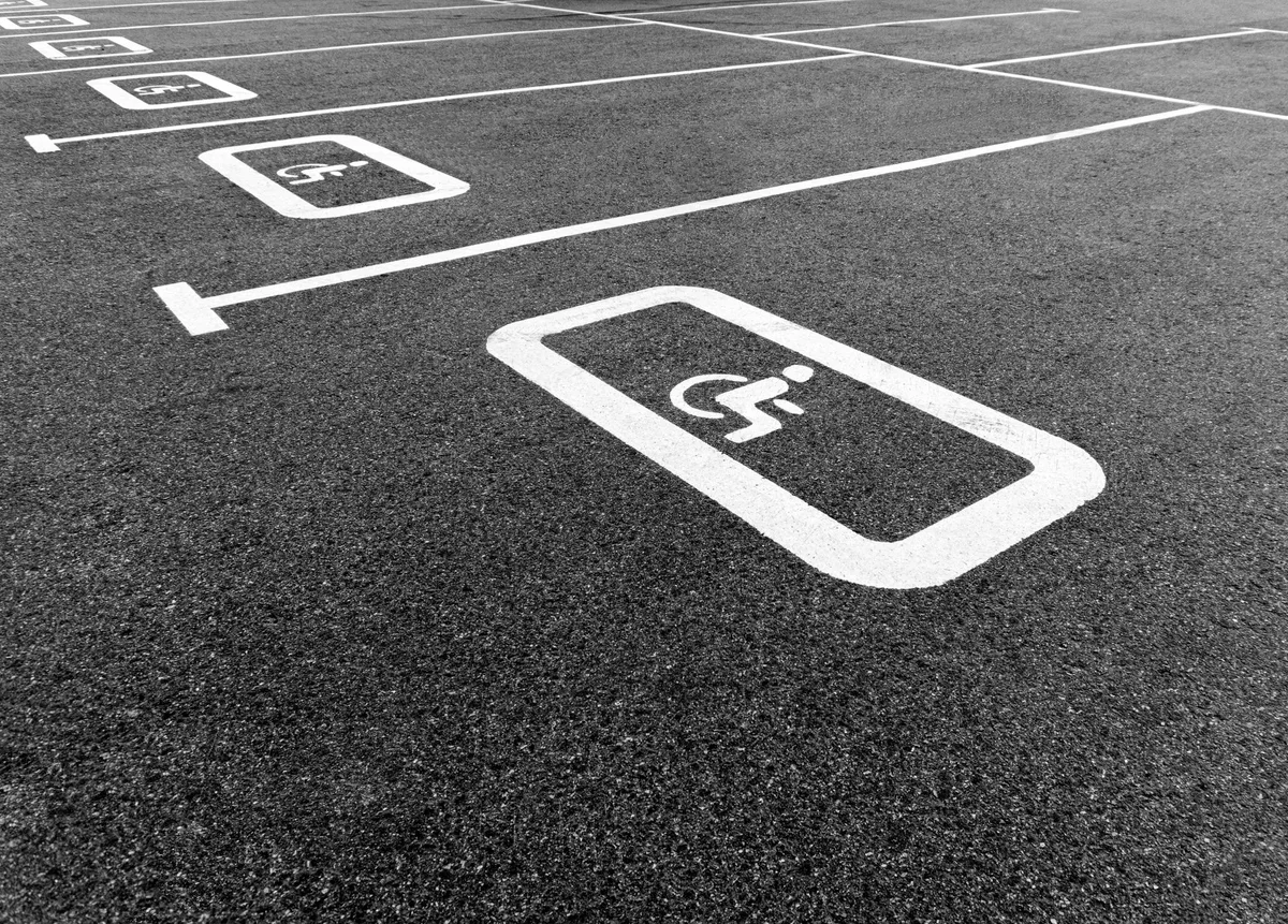 STF valida gratuidade ampliada para pessoa com deficiência em estacionamentos privados