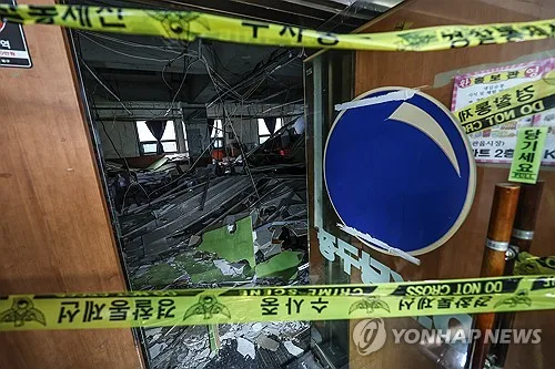 대구 천장 마감재 붕괴 현장…"업체 측 천장에 TV·커튼 설치"
