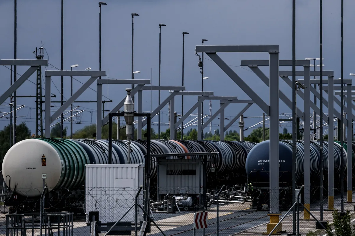 El petróleo cierra con fuertes caídas tras versiones de un repunte en la oferta saudí