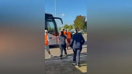 Un patron fonce sur des grévistes avec un bus